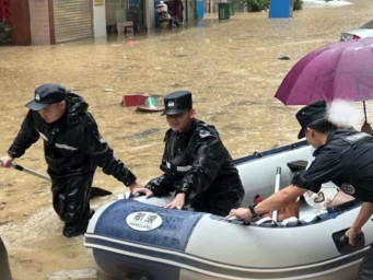 台风暴雨中，特警开着冲锋舟来了！