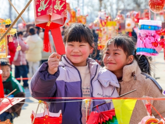 山东滕州：猜灯谜 闹元宵
