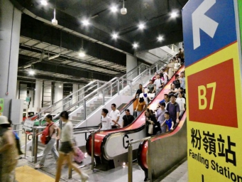 香港迎暑期出入境高峰 香园围口岸多举措应对